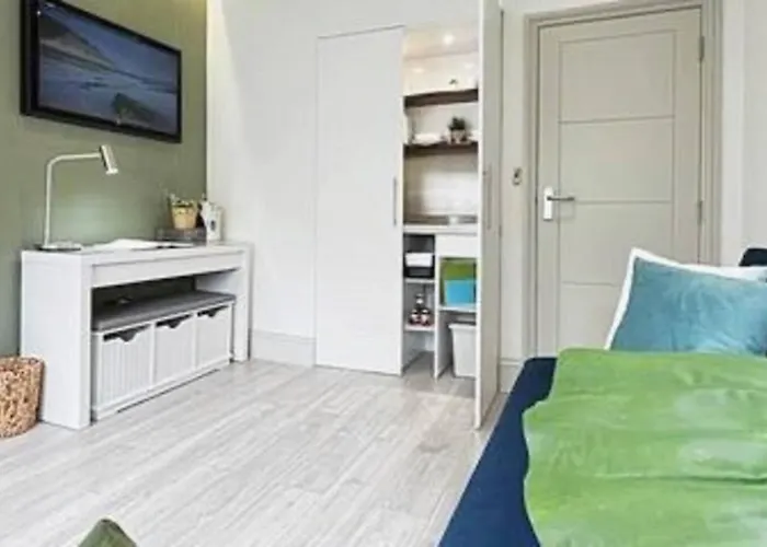 Apt 06 Stylish Studio Steps From Beach, Cafe\'S & Bar\'S