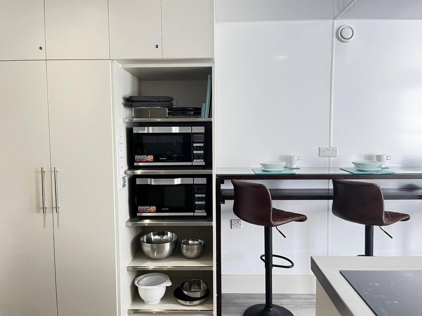 06 Stylish Steps From Beach, Cafe's & Bar's Appartement *